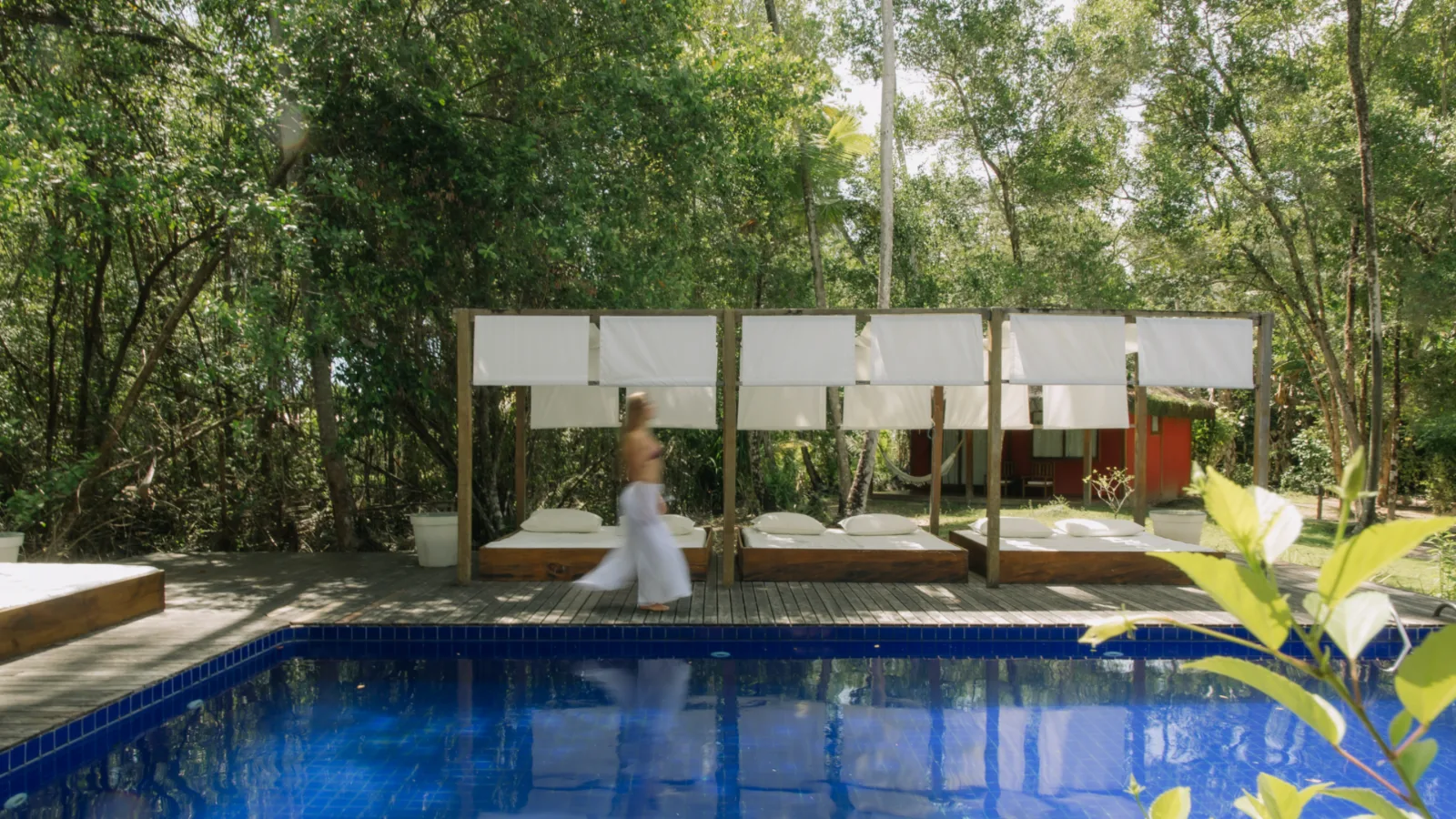 Piscina com deck e espreguiçadeiras no jardim