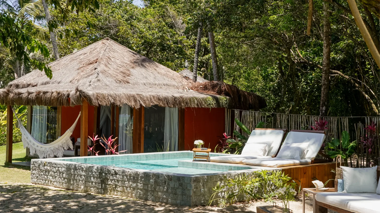 Bangalô com piscina privativa e rede